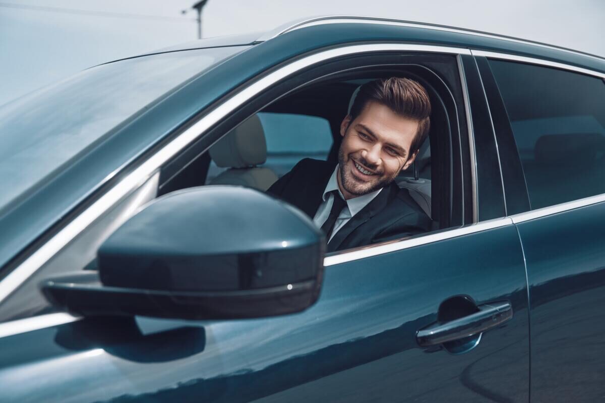 Conductor al volante de un vehículo ejecutivo