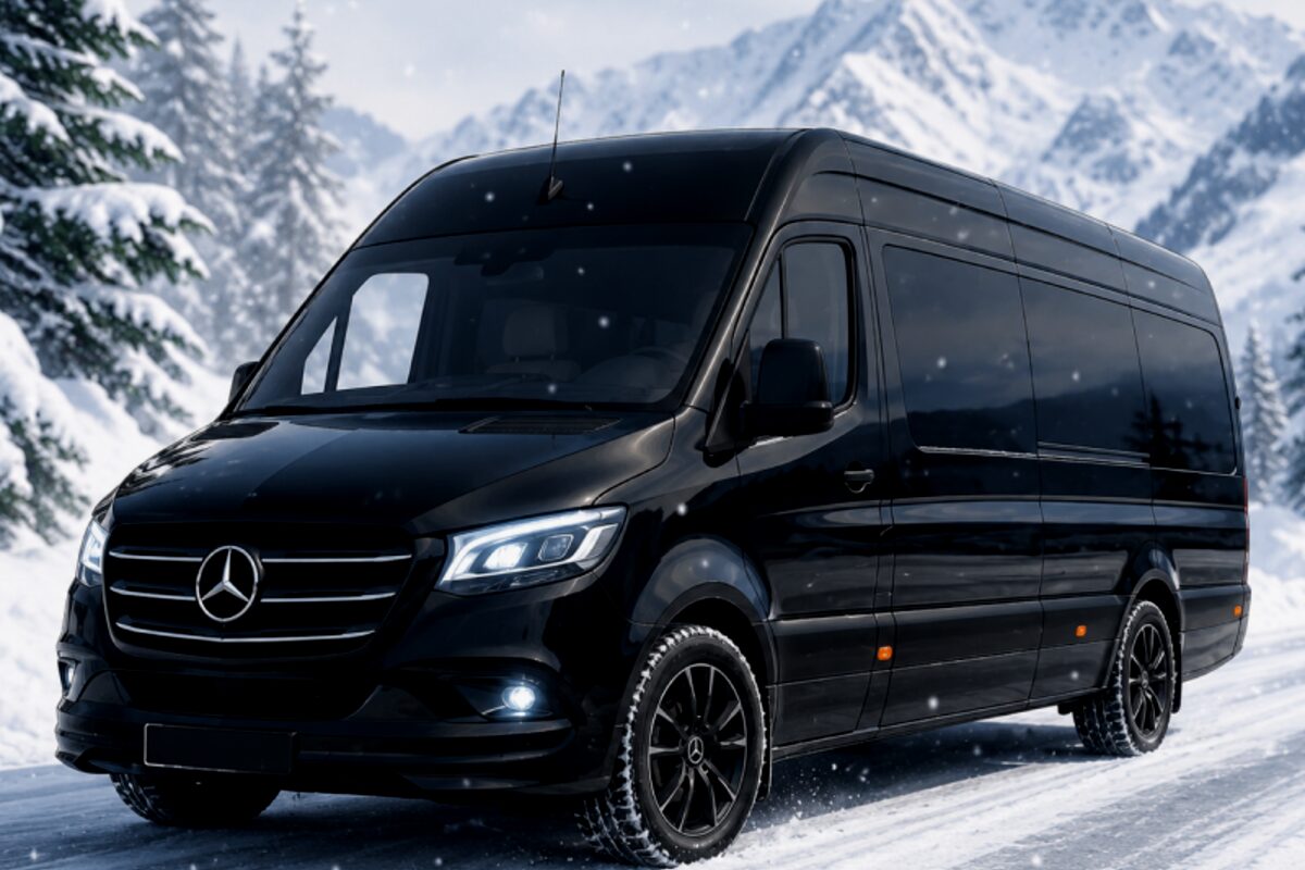 Sprinter negra en un camino de montaña con nieve